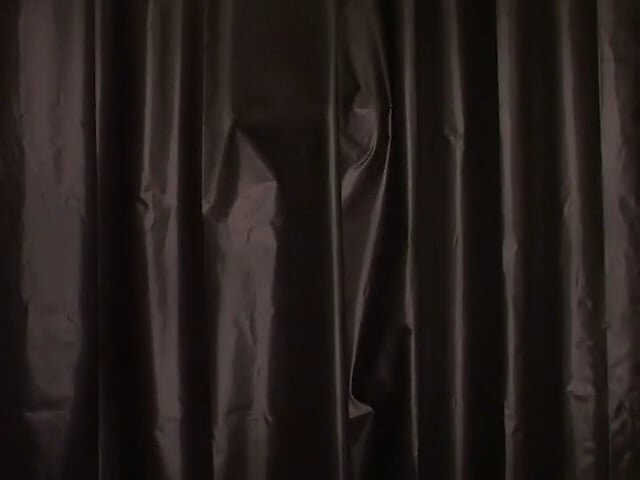 Derrière le rideau [Behind the curtain]